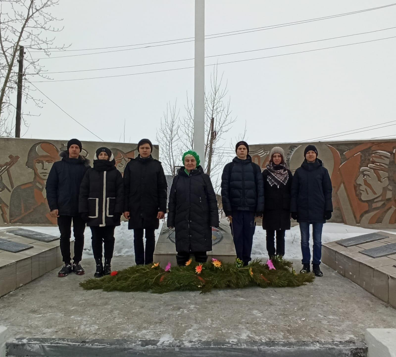 Возложение гирлянды.